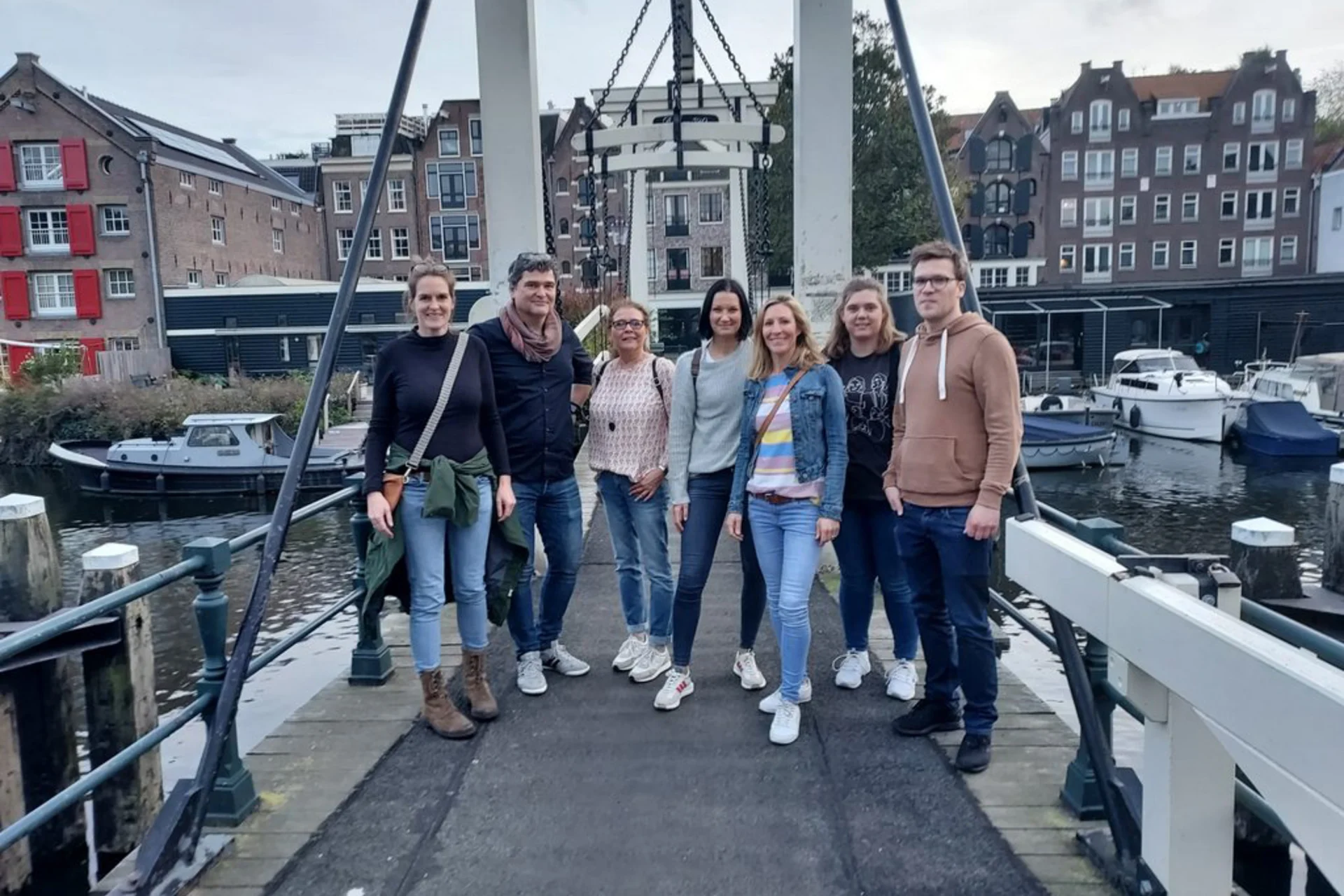 7 Personen auf einer Brücke in Amsterdam