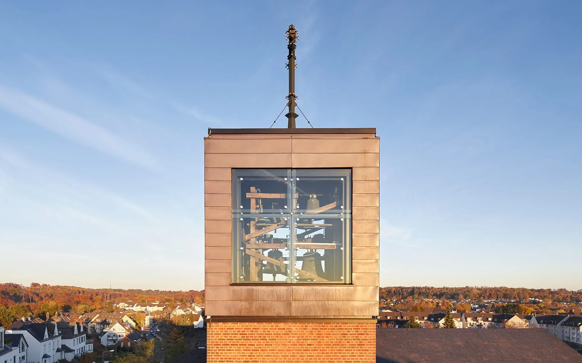 Detailansicht von Glaswürfel mit Glockenstuhl im inneren