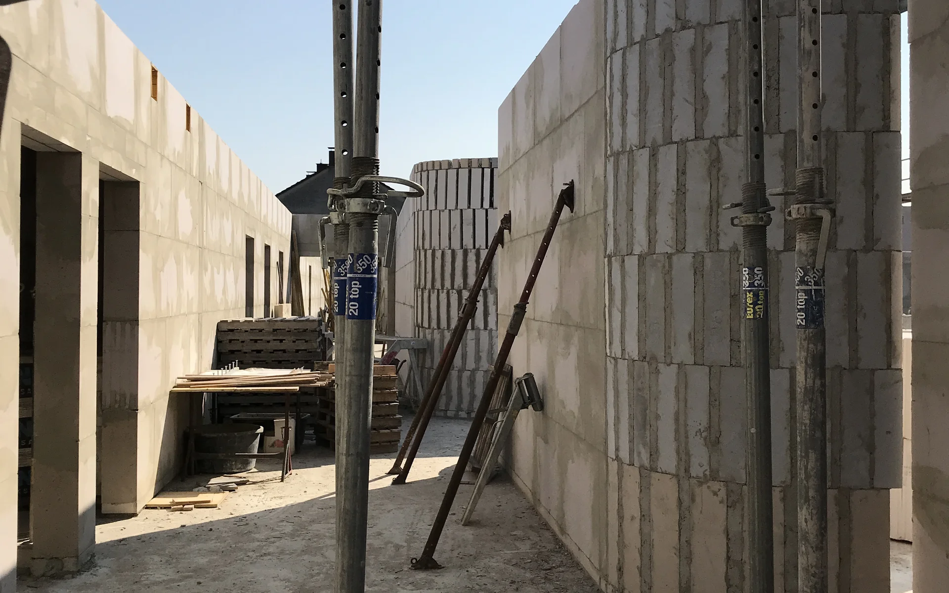 Baustelle, Gang mit Betonmauern und Stützen