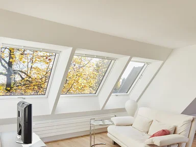Ansicht auf die Dachschräge mit Fensterfront und Sofa