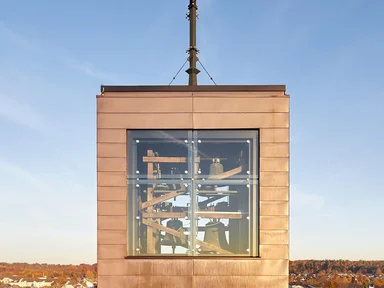 Detailansicht von Glaswürfel mit Glockenstuhl im inneren