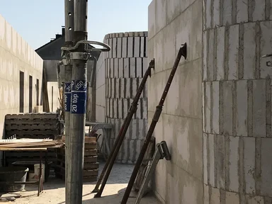 Baustelle, Gang mit Betonmauern und Stützen