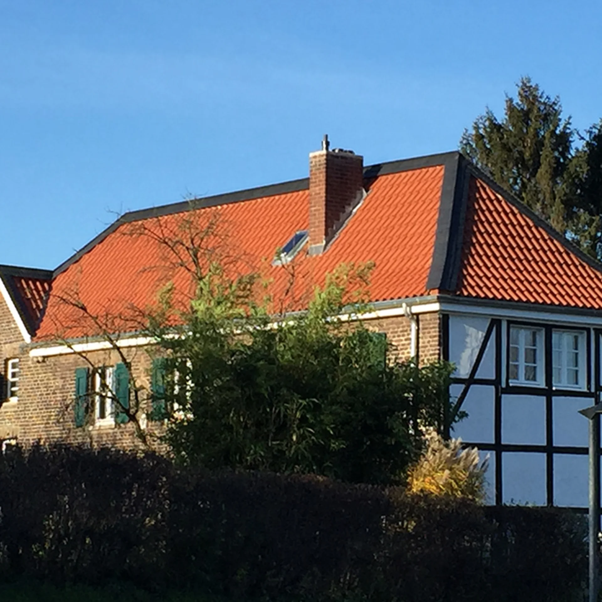 Fachwerkhaus mit rotem Spitzdach