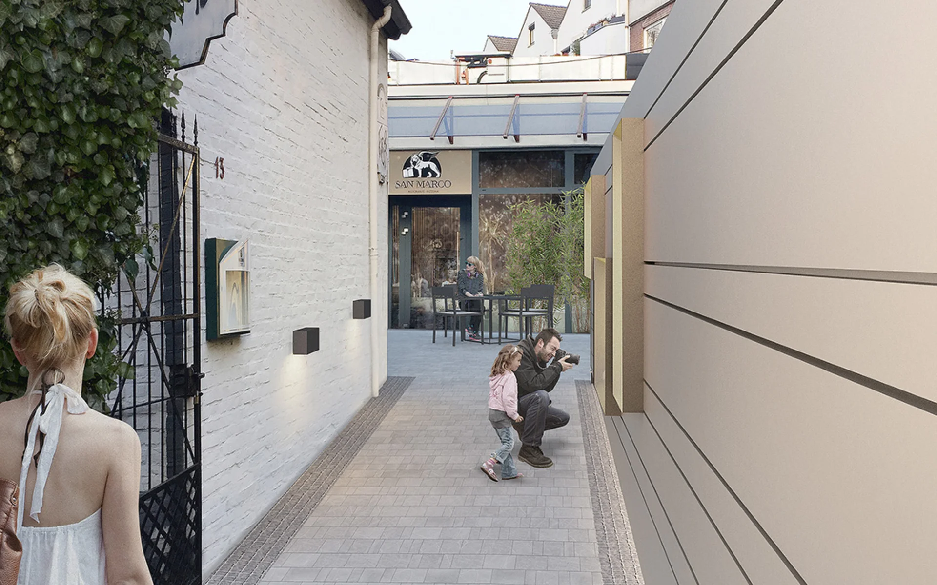 Mann und Kind machen Foto von Haus in einer Gasse